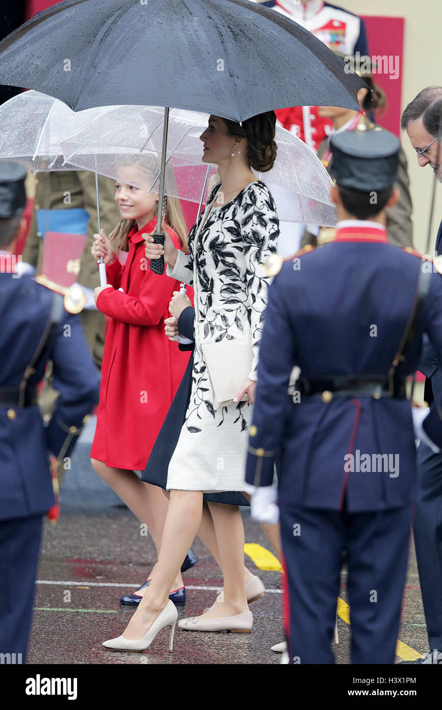 Madrid, Spain. 12th October, 2016. Queen Letizia Ortiz and their daughters princesses Leonor and Sofia of Borbon attending a military parade, during the known as Dia de la Hispanidad, Spain's National Day, in Madrid, on Wednesday 12nd October, 2016. Credit:  Gtres Información más Comuniación on line,S.L./Alamy Live News Stock Photo