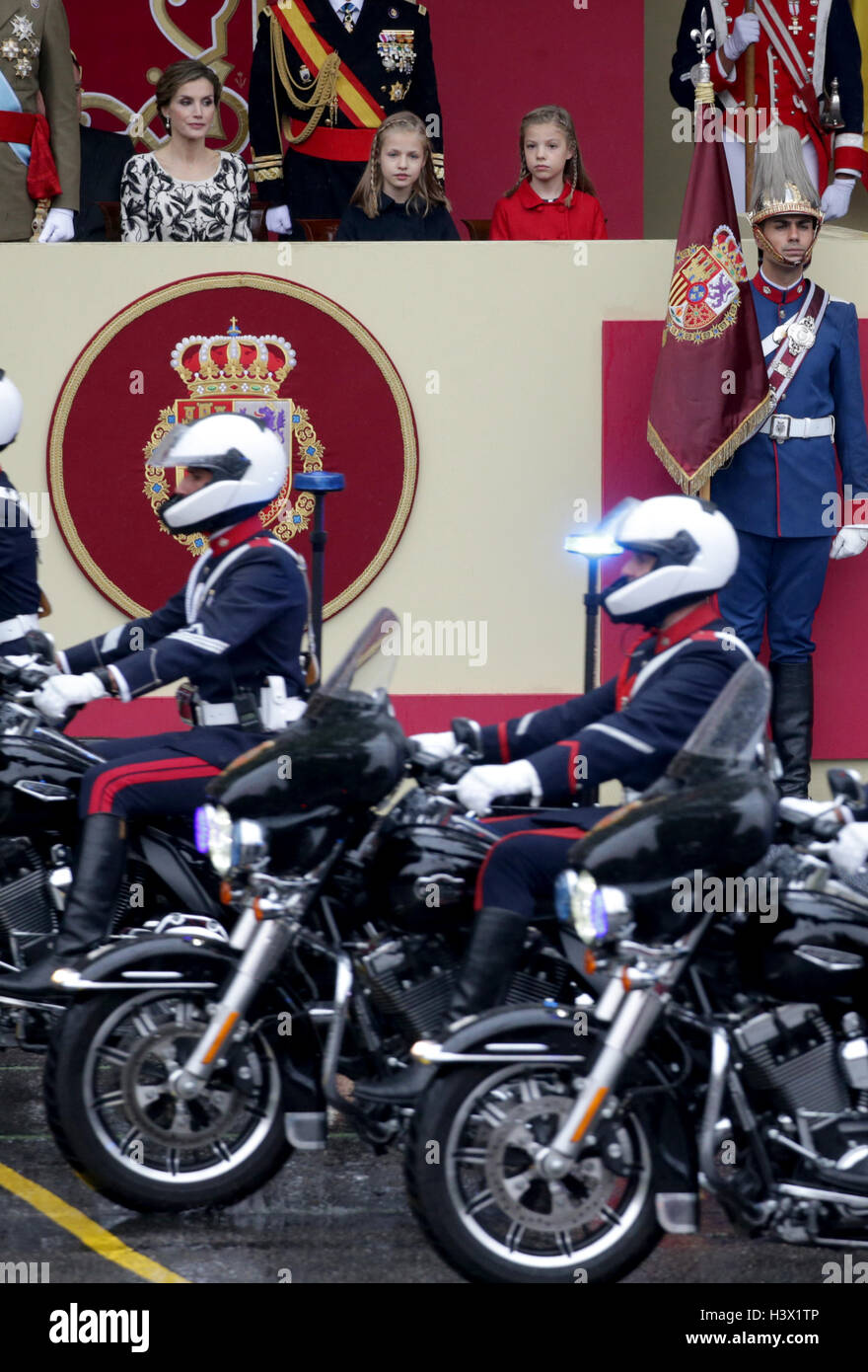 Madrid, Spain. 12th October, 2016. Queen Letizia Ortiz and their daughters princesses Leonor and Sofia of Borbon attending a military parade, during the known as Dia de la Hispanidad, Spain's National Day, in Madrid, on Wednesday 12nd October, 2016. Credit:  Gtres Información más Comuniación on line,S.L./Alamy Live News Stock Photo