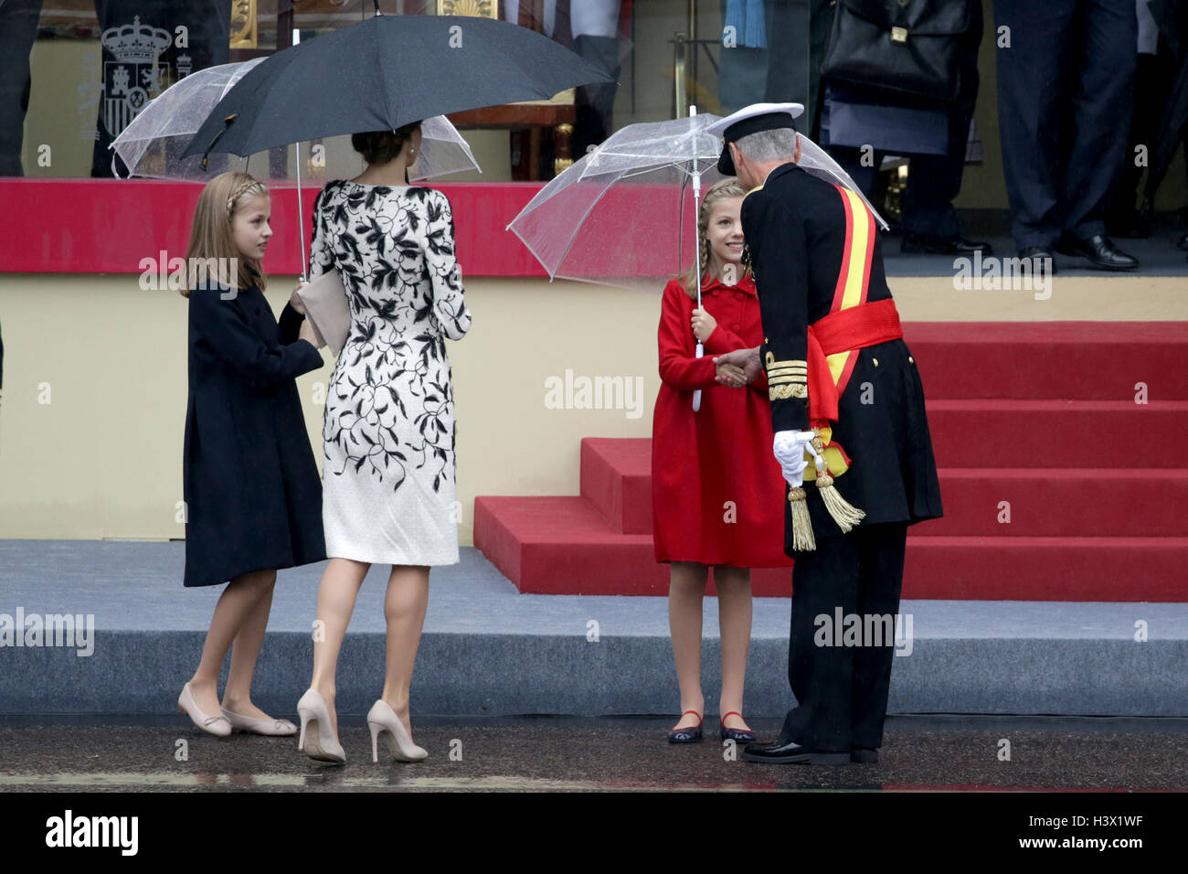 Madrid, Spain. 12th October, 2016. Queen Letizia Ortiz and their daughters princesses Leonor and Sofia of Borbon attending a military parade, during the known as Dia de la Hispanidad, Spain's National Day, in Madrid, on Wednesday 12nd October, 2016. Credit:  Gtres Información más Comuniación on line,S.L./Alamy Live News Stock Photo