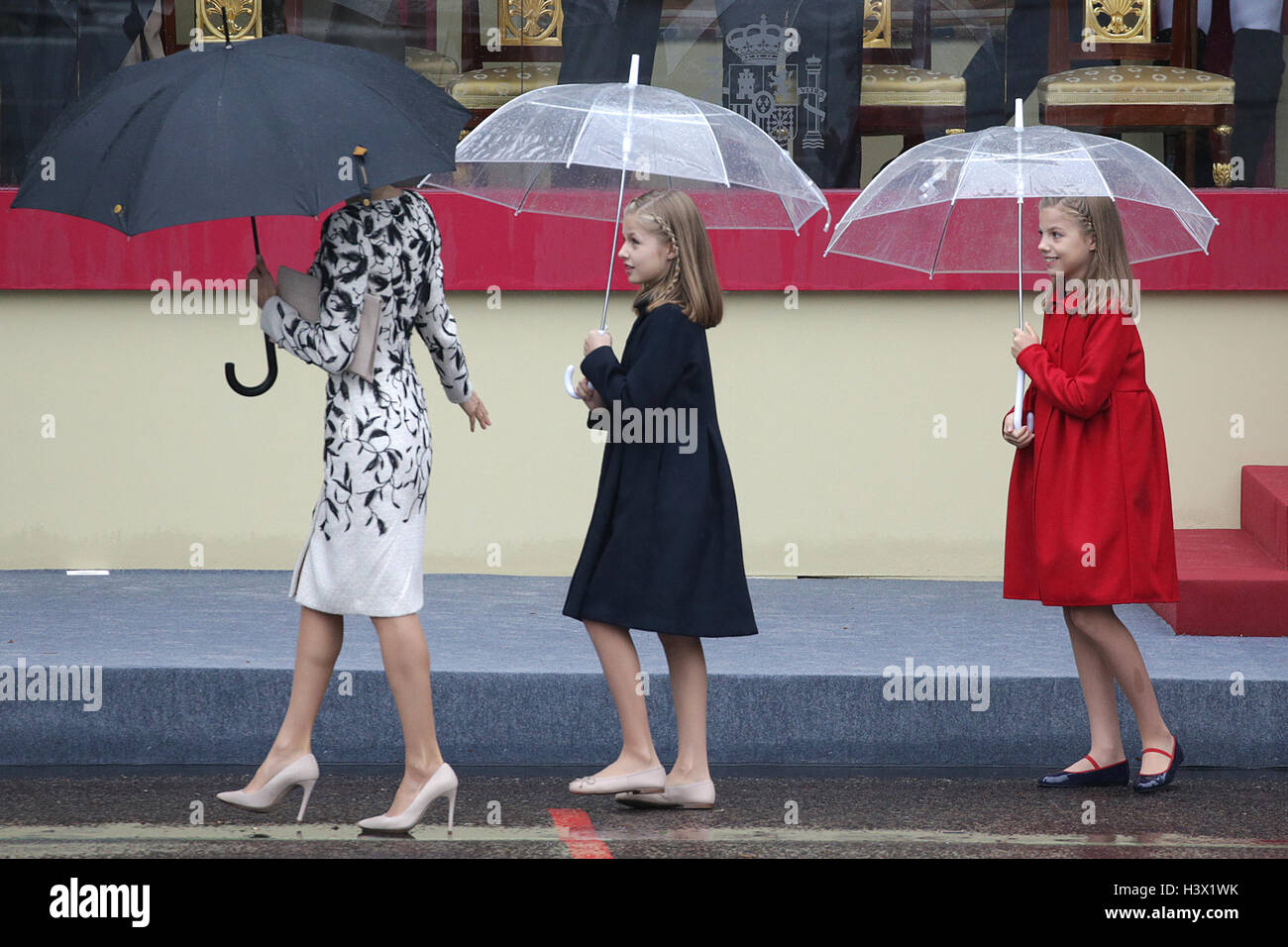 Madrid, Spain. 12th October, 2016. Queen Letizia Ortiz and their daughters princesses Leonor and Sofia of Borbon attending a military parade, during the known as Dia de la Hispanidad, Spain's National Day, in Madrid, on Wednesday 12nd October, 2016. Credit:  Gtres Información más Comuniación on line,S.L./Alamy Live News Stock Photo