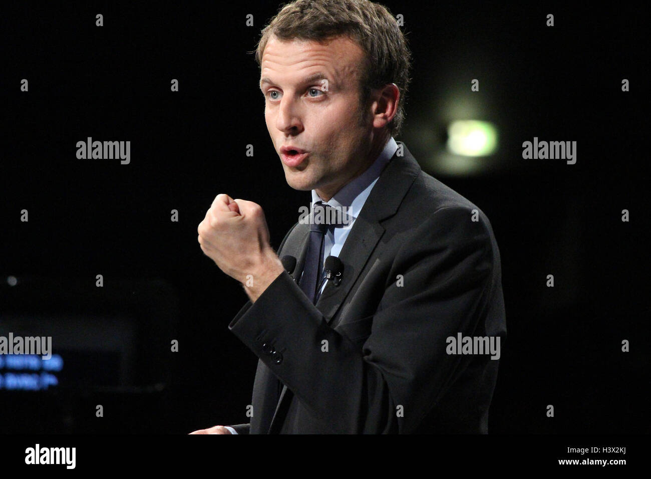 Le Mans, France. 11th October, 2016. Emmanuel Macron delivers his speech on stage during his meeting in Le Mans (France). Credit:  Paul-Marie Guyon/Alamy Live News Stock Photo
