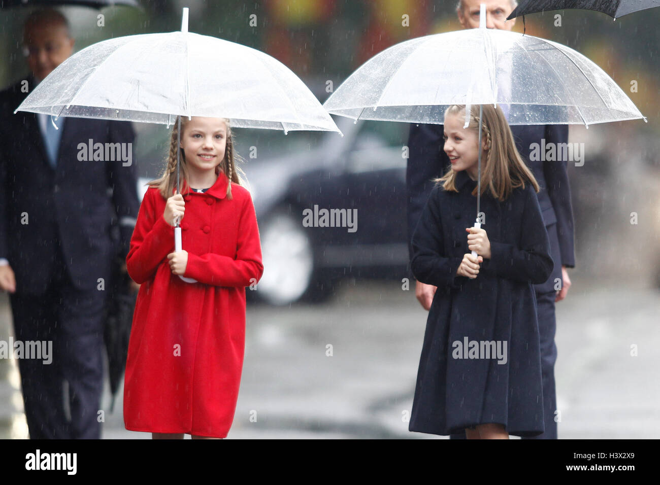 Madrid, Spain. 12th October, 2016. Queen Letizia, King Felipe, Princess Sofía and Princess Leonor attend the military Parade for the National day at Neptuno Square in Madrid, Spain. October 12, 2016. Credit:  MediaPunch Inc/Alamy Live News Stock Photo
