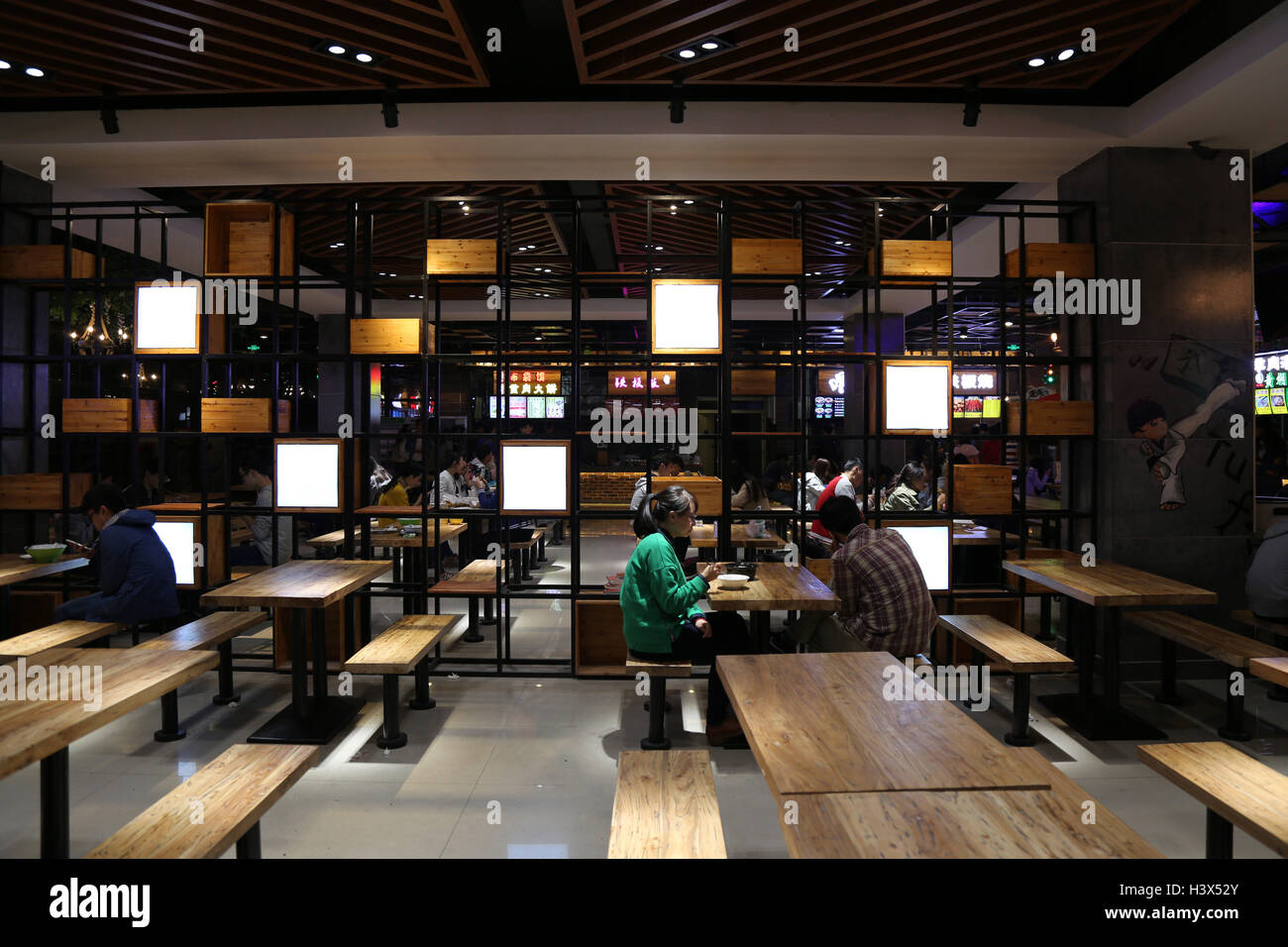 Zhengzhou, Zhengzhou, China. 12th Oct, 2016. Zhengzhou, CHINA-October 12 2016: (EDITORIAL USE ONLY. CHINA OUT).Students have dinner at an artistic-style canteen at Henan University of Economics and Law in Zhengzhou, capital of central ChinaÂ¡Â¯s Henan Province, October 12th, 2016. People can see artificial trees, ivy and artistic decorations in the new canteen at Henan University of Economics and Law. © SIPA Asia/ZUMA Wire/Alamy Live News Stock Photo