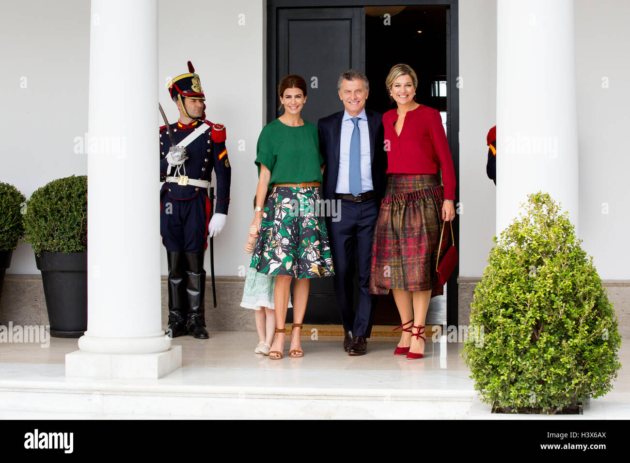 Buenos Aires, Argentina. 12th October, 2016. Queen Maxima of The Netherlands visits President Mauricio Macri and his wife Julia Awada and their daughter Antonia at the Residencia de Olivos the president·s residence in Buenos Aires, 12 October 2016. Queen Maxima visits Buenos Aires as United Nation·s Secretary General·s Special Advocate for Inclusive Finance for Development. Credit:  dpa picture alliance/Alamy Live News Stock Photo
