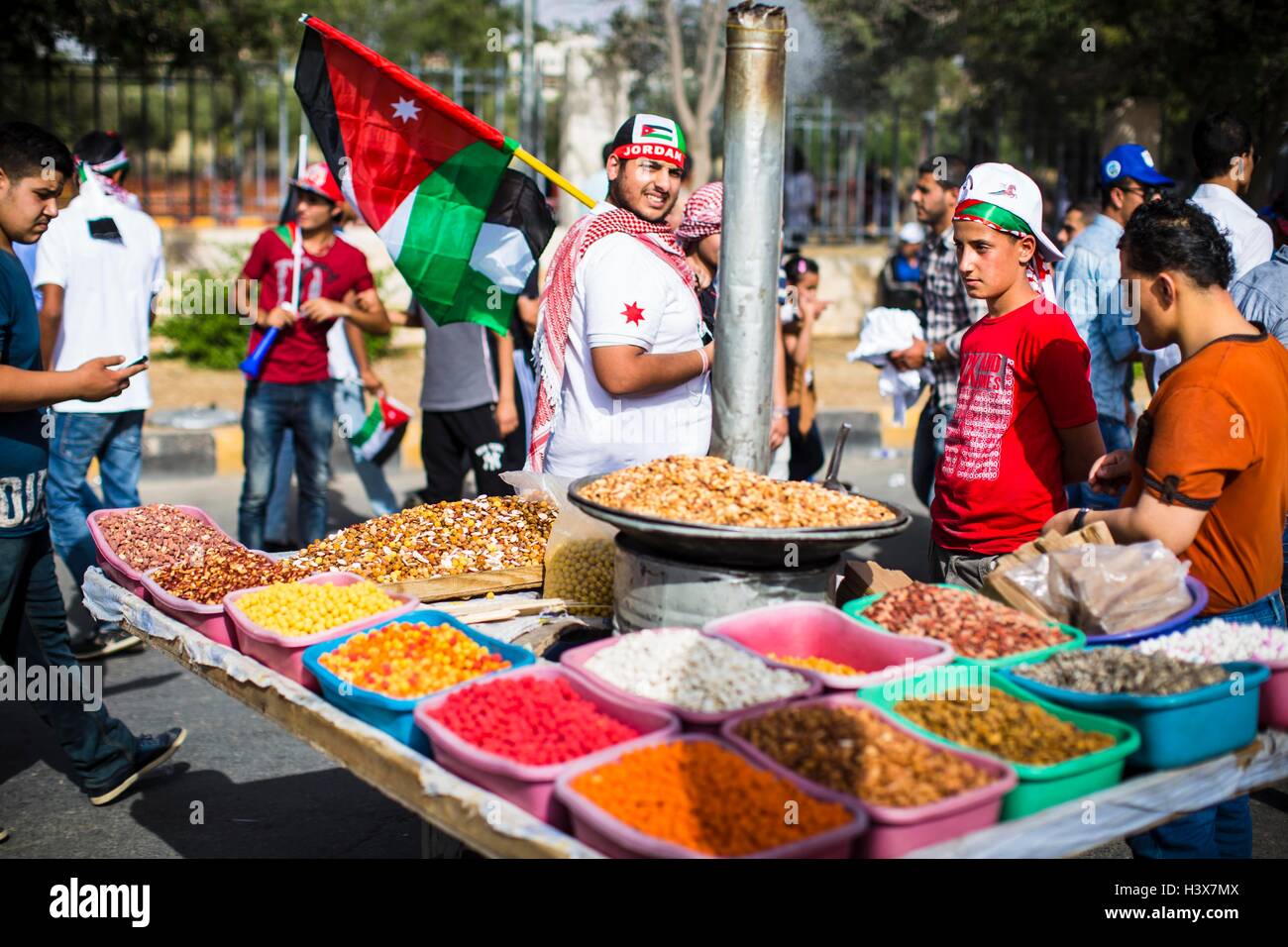 Amman, Amman, Jordan. 3rd June, 2016. A Jordanian boy sells roasted