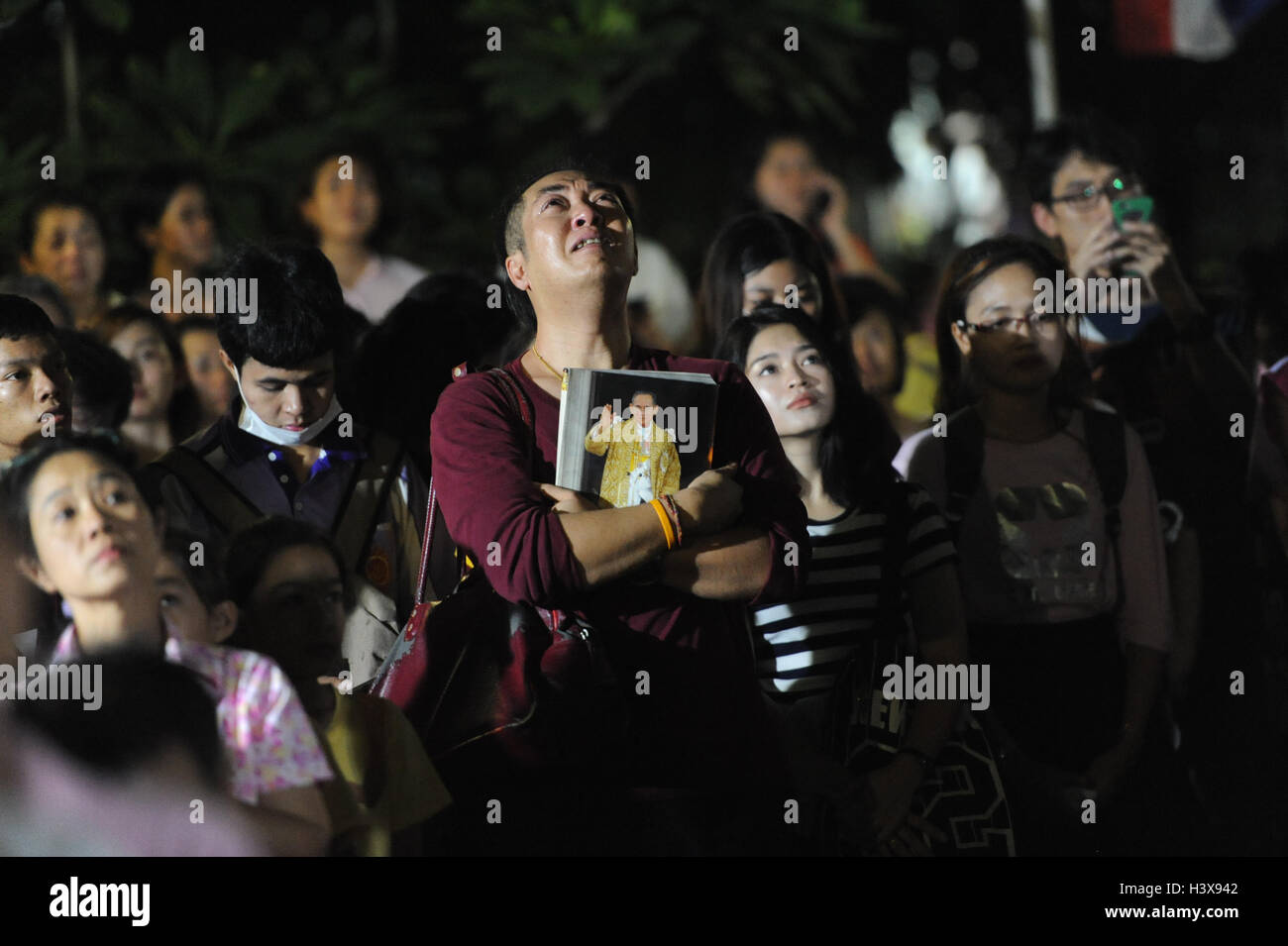 Thai people mourn the death of their king Thai people mourn the death of their king