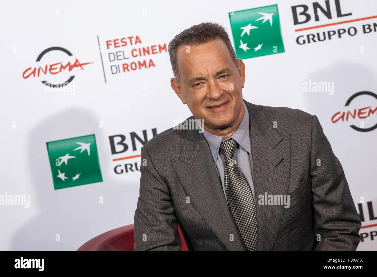 Rome, Italy. 13th October, 2016. Tom Hanks attends a photocall during the 11th International Rome Film Festival. The 11th Rome Film Festival will be held from 13th to 23rd October 2016 at the Auditorium Parco della Musica and in other venues throughout the city. The event hosts a large and challenging programme of screenings, master classes, tributes, retrospectives, panels, and special events. Credit: Giuseppe Ciccia/Alamy Live News Stock Photo