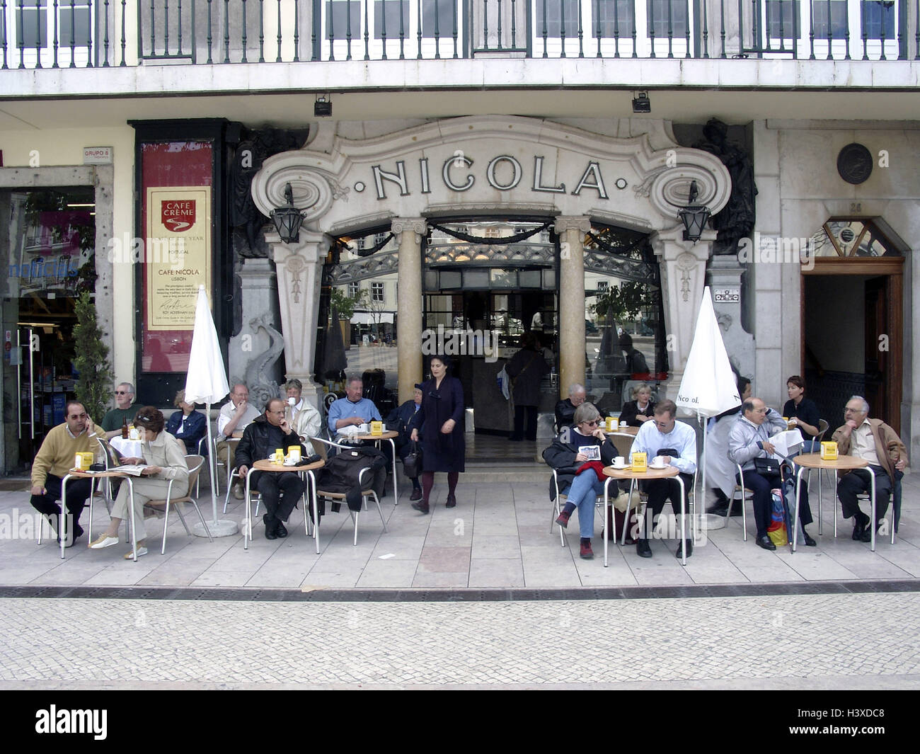 Portugal, Lisbon, Rossio, street cafe "Nicola", guests, no model release,  Europe, capital, Lisboa, Praca cathedral Pedro IV, cafe, bar, restaurant,  visitor, gastronomy, tourism, summer Stock Photo - Alamy