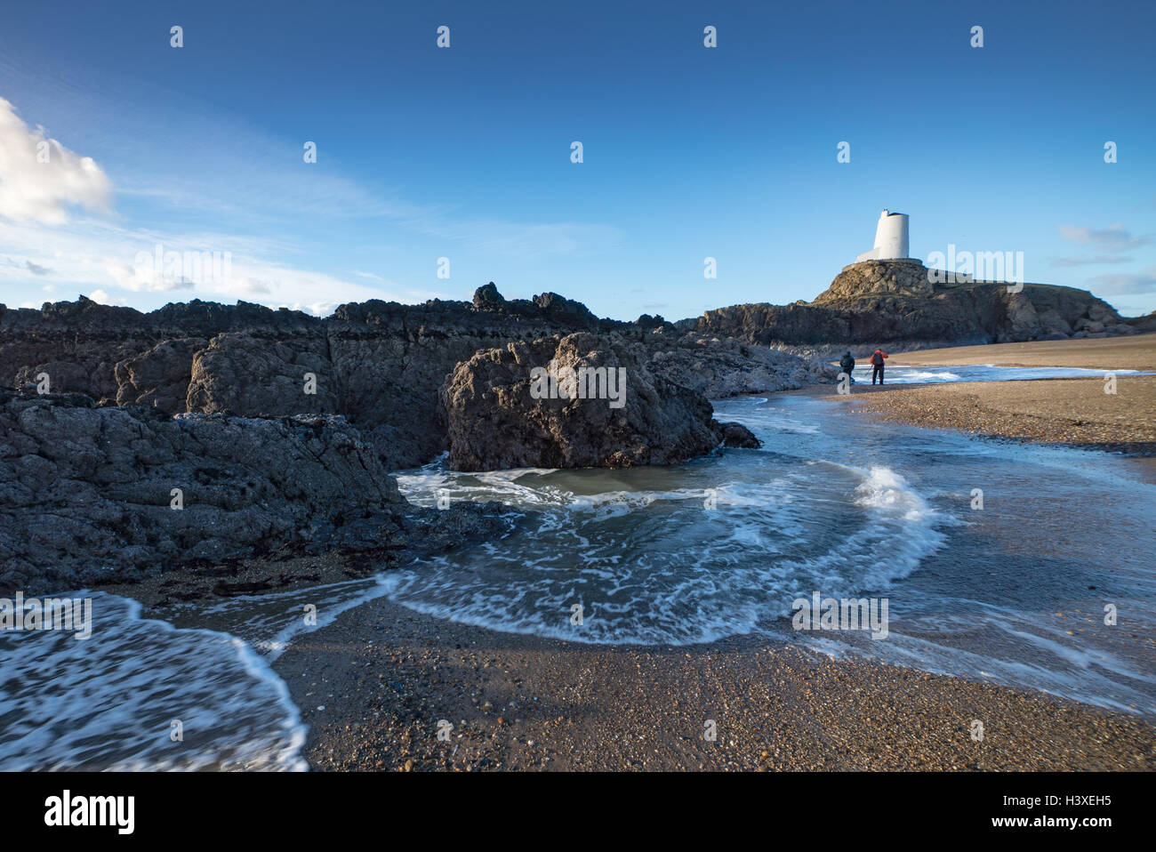 Photographers pick a location at Llanddwyn to shoot the lighthouse Stock Photo