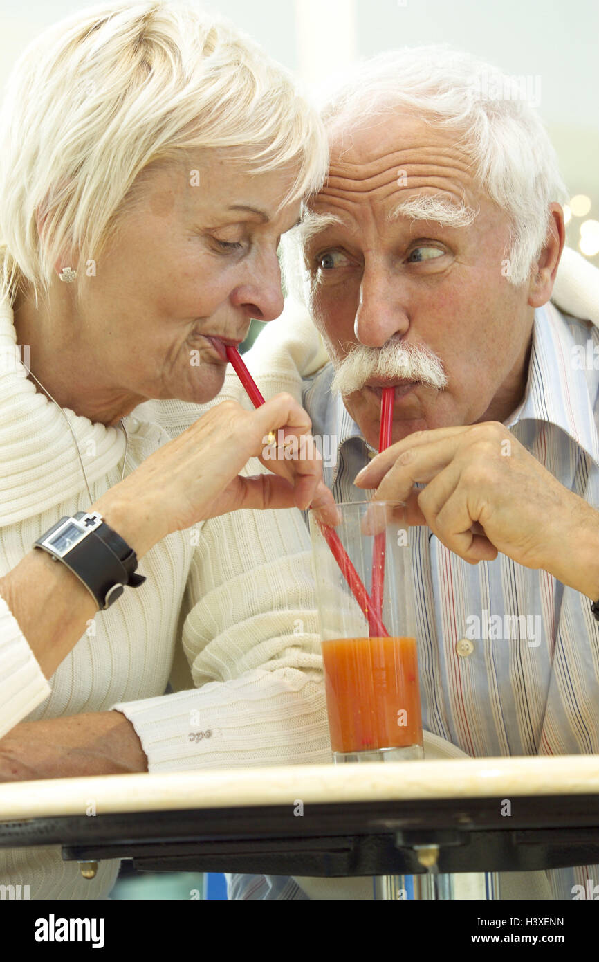 Cafe, Senior couple, fruit juice, glass, straws, drink, together, 60-70 years, couple, senior citizens, pensioners, retirement, retirement age, old person, bar, glass, juice, drink, drinking, straws, drink, thrift, divide, old age pension, financial diffi Stock Photo