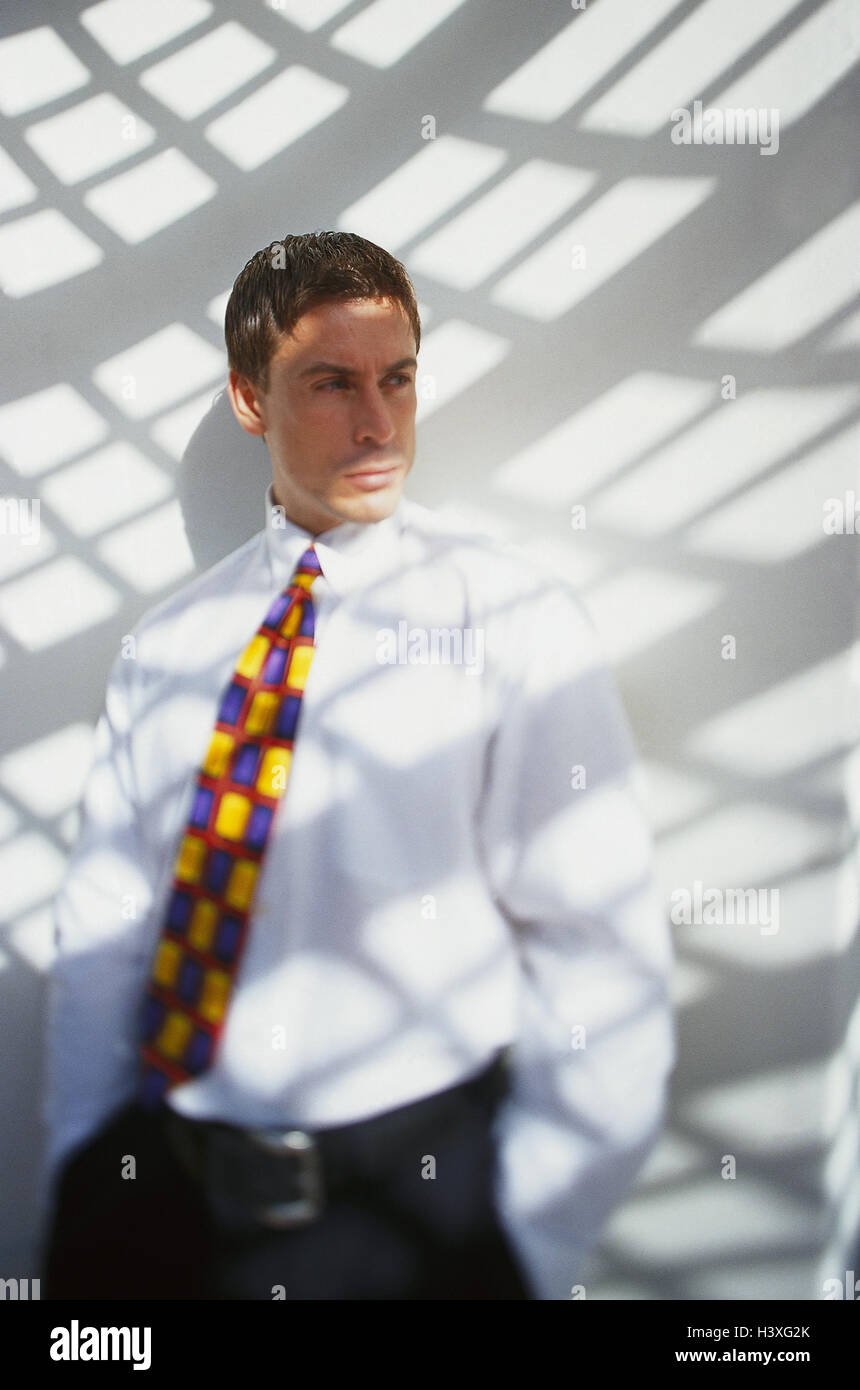 Businessman, wall, shade, half portrait, man, shirt, tie, young, manager, leant, lean, there wait, hands, trouser pockets, careless, bored, boredom, Stock Photo