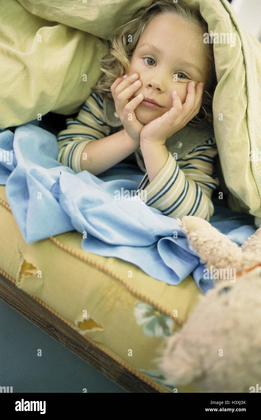 Bed, girl, lie, add support head, covered, model released, play at home, child, game, pit, blanket, bored, boringly, boredom, dissatisfied, discontent, expression Stock Photo