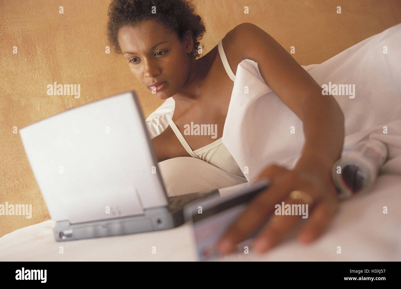 Bed, woman, magazine, laptop, credit card, Internet shopping, privately, notebook computer, computer, telecommunication, communication, Internet, teleshopping, make purchases, order, simply, comfortably, easily, pay, payment, by transfer, meanses payment, Stock Photo