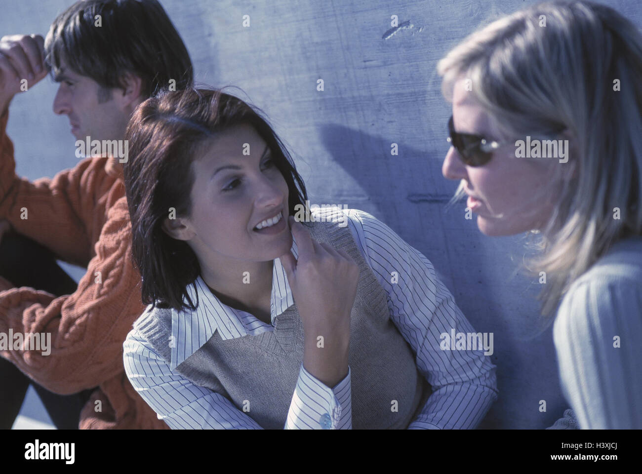 Friends, entertainment, man, apart, turn away women, talk, conversation, friend, impossibly, exclude, exclude, outsider, boringly, boredom, disinterest, dissatisfied, indifferently, outside Stock Photo