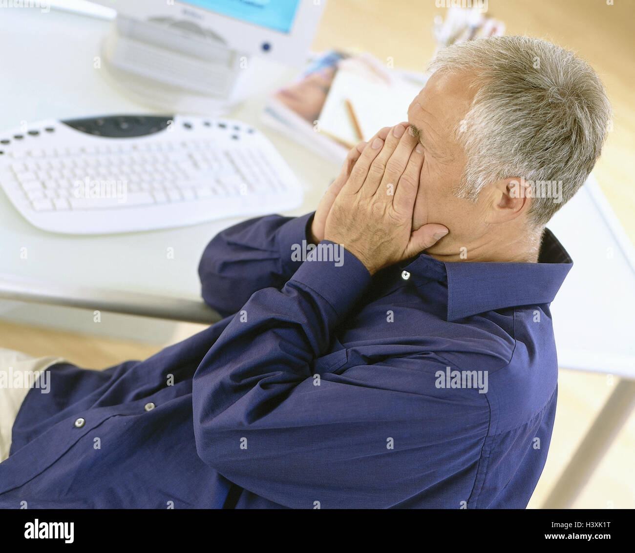 Desk, man, gesture, tiredly, depletion, model released, office, office worker, middle old person, exhausts, overtires, Übermüdung, fatigue, reworks, rewrite, side view, Stock Photo