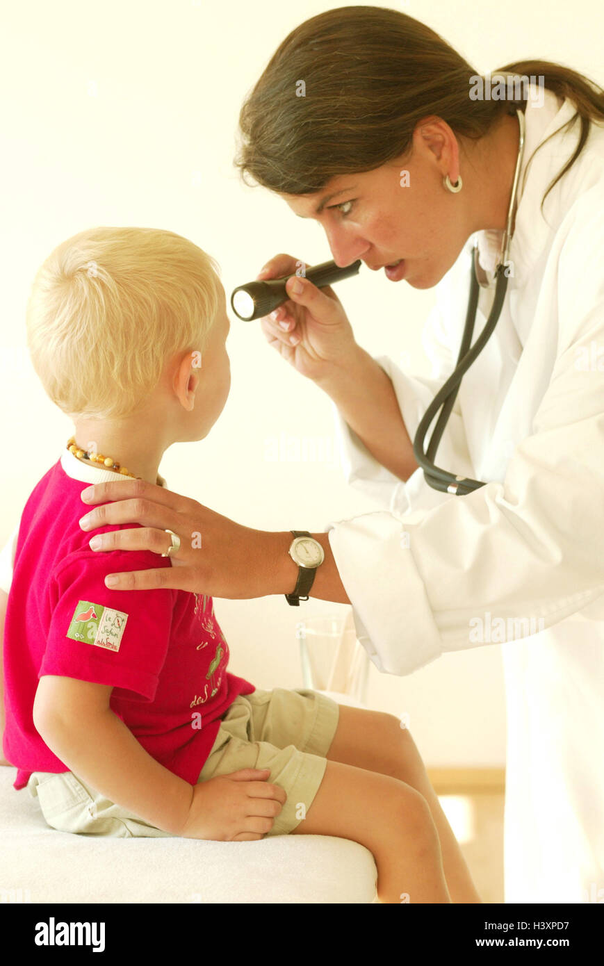 Pediatrician, infant, examination, flashlight, eyes medicine, child, 3
