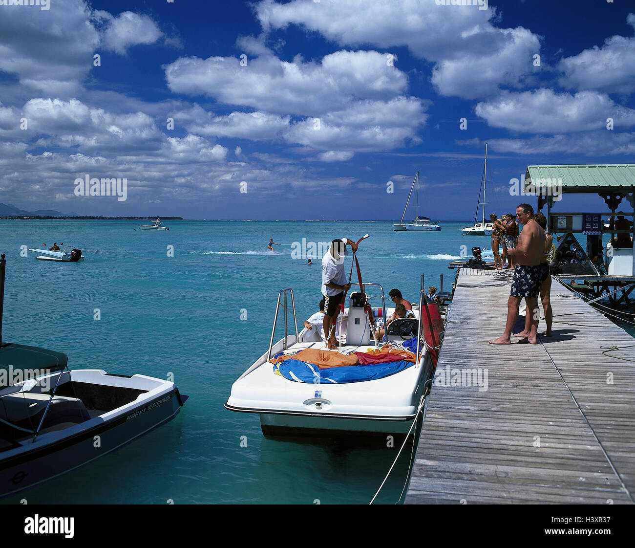 Mauritius, Flic en Flac Beach, bridge, boots, invest, tourists, Indian  ocean, Maskarenen, island state, island, the west, sea, landing stage,  vacationer, summer vacation, beach holiday, tourism, leisure time offer,  water-ski driving, sport,