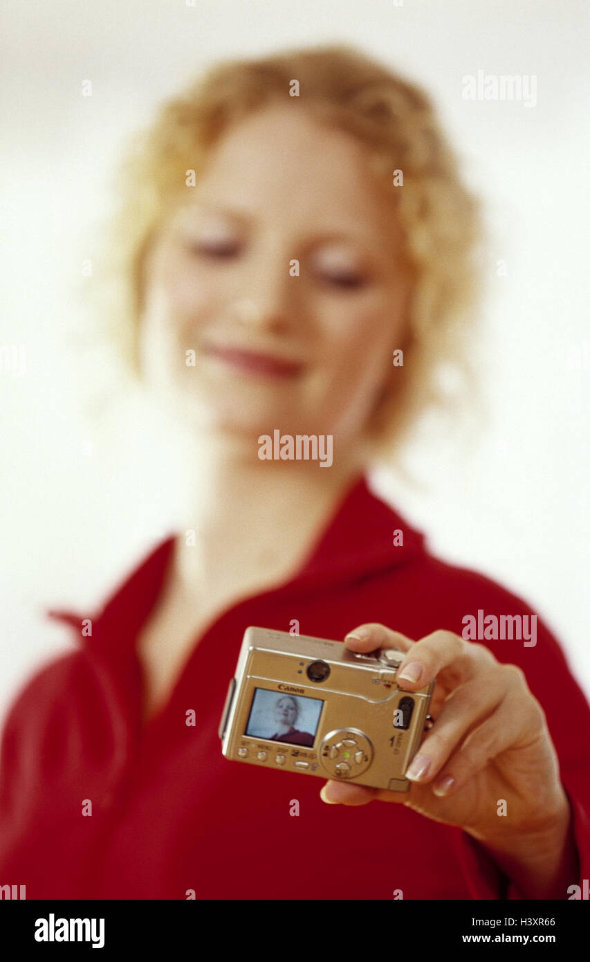 Of woman, blond, digital camera, take of a photo, selfportrait photographic apparatus, photographic cameras, camera, camera, Canon Ixus V2, photography, Digitally photography, pictures, save, digitally, LCD monitor, self-portrait, portrait, young, smile, Stock Photo