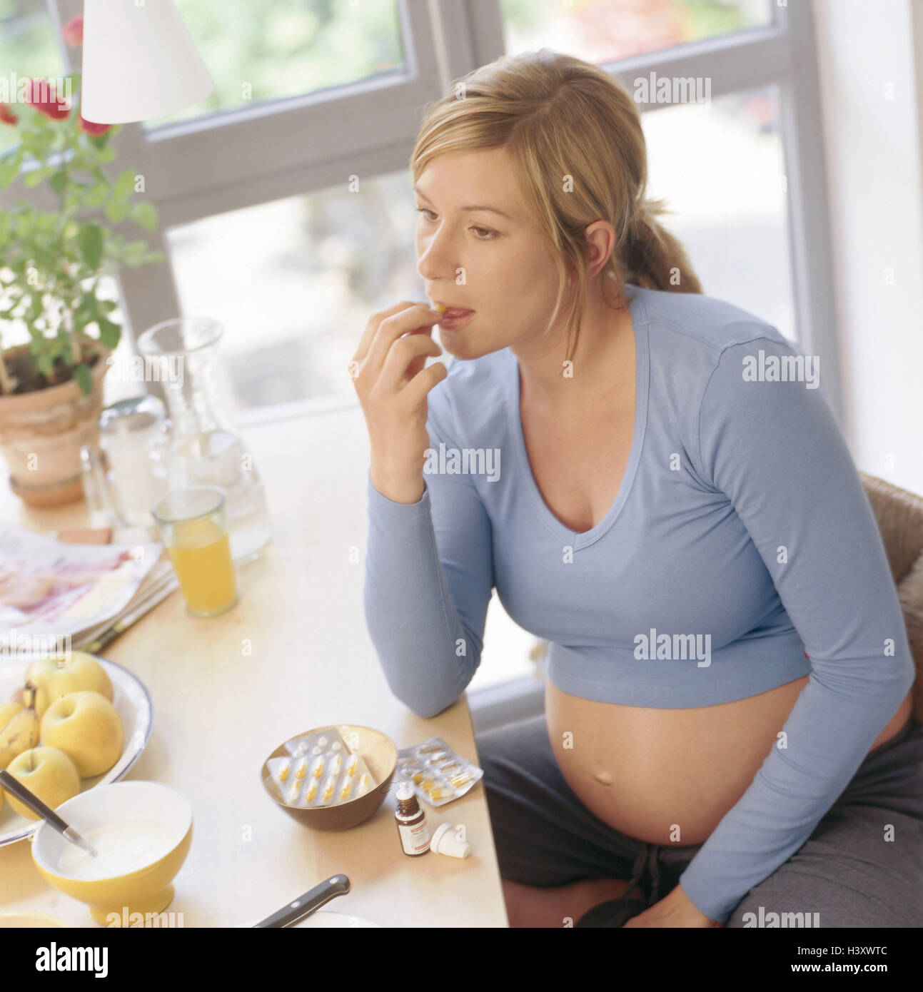 Kitchen table, woman, pregnant, drugs, capsules, take, Gestation