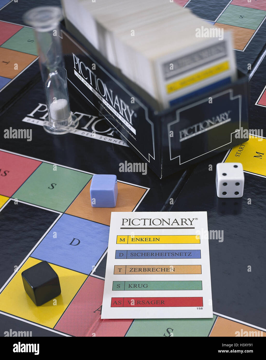 Parlour game, Pictionary, detail, entertainment game, figure game, game,  board game, program, pitch, board, gaming pieces, hourglass, cube, playing  card, concepts, paint, figures, explain, zeichnerisch, advise, guess,  creativity, ingenuity, product ...