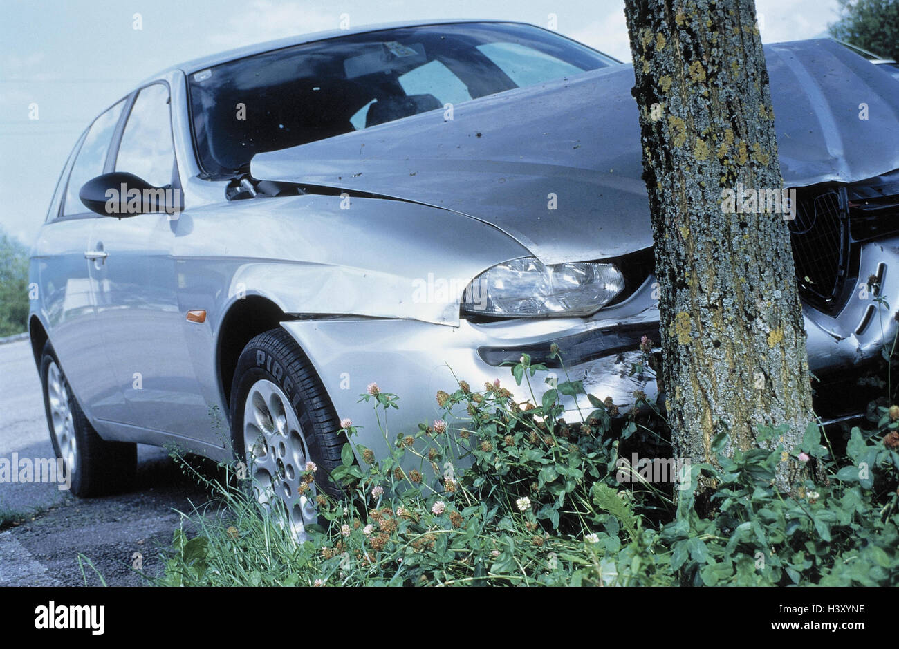 Traffic accident, roadside, tree, car, damage to the bodywork, street, traffic, accident, passenger car, Alfa Romeo, 2.0 T-Spark, silvery, broken, front damage, damage, car accident, ambulance, impact Stock Photo