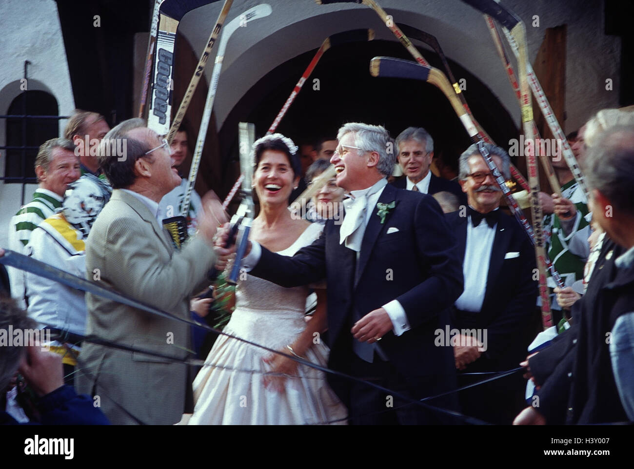 Wedding guests outside church hi-res stock photography and images - Alamy
