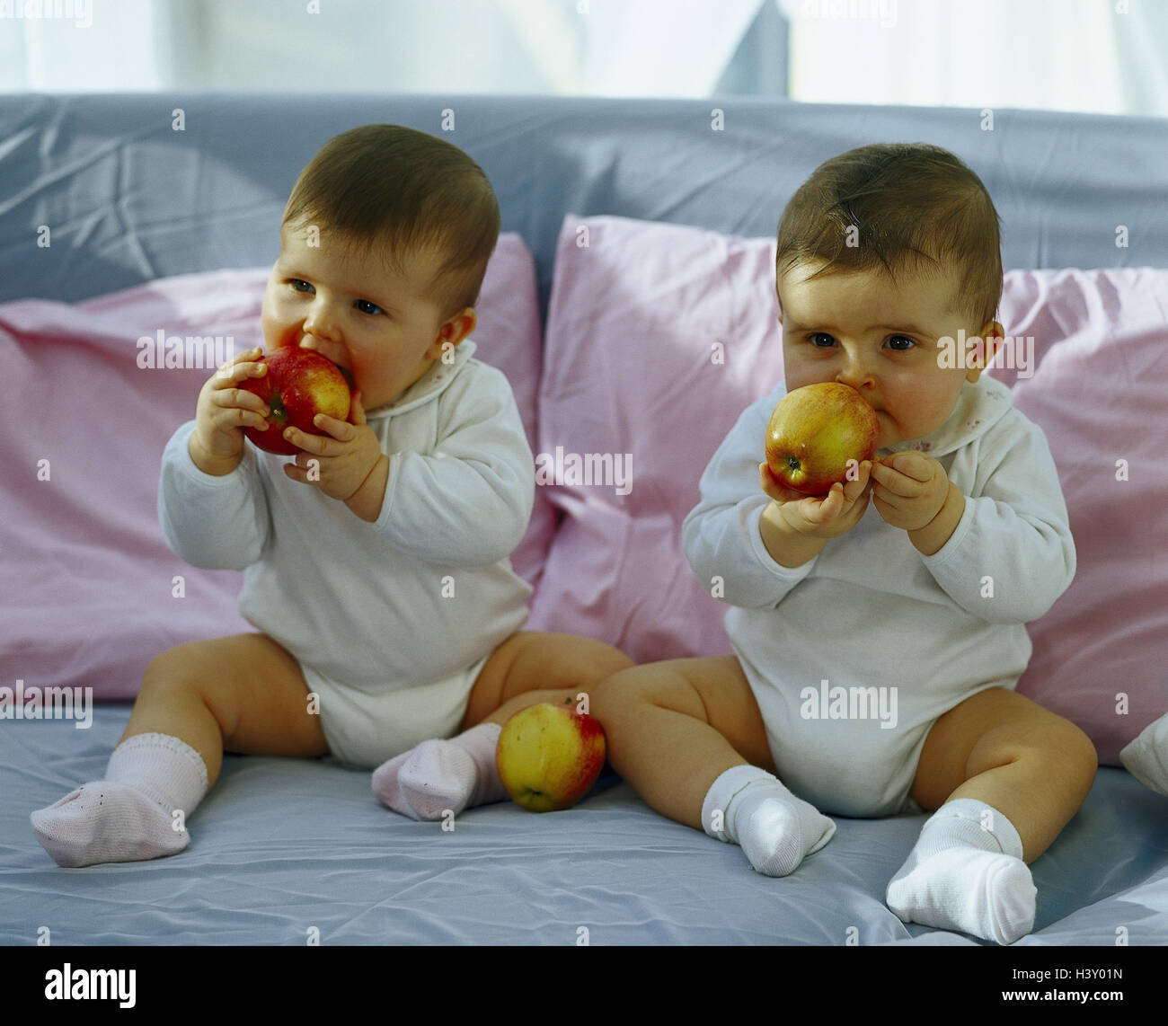 Infants, two, apples, eat, babies, babies, children, twins, apple