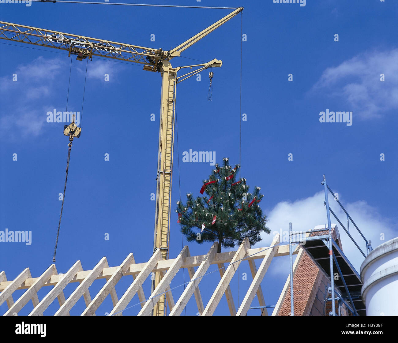 Germany, shell, clay brick house, detail, roof truss, topping-out ceremony, Richtbaum, crane building of a house, build, house, residential house, own home, new building, brick building, Richtbäumchen, roof ridge, construction crane, outside Stock Photo
