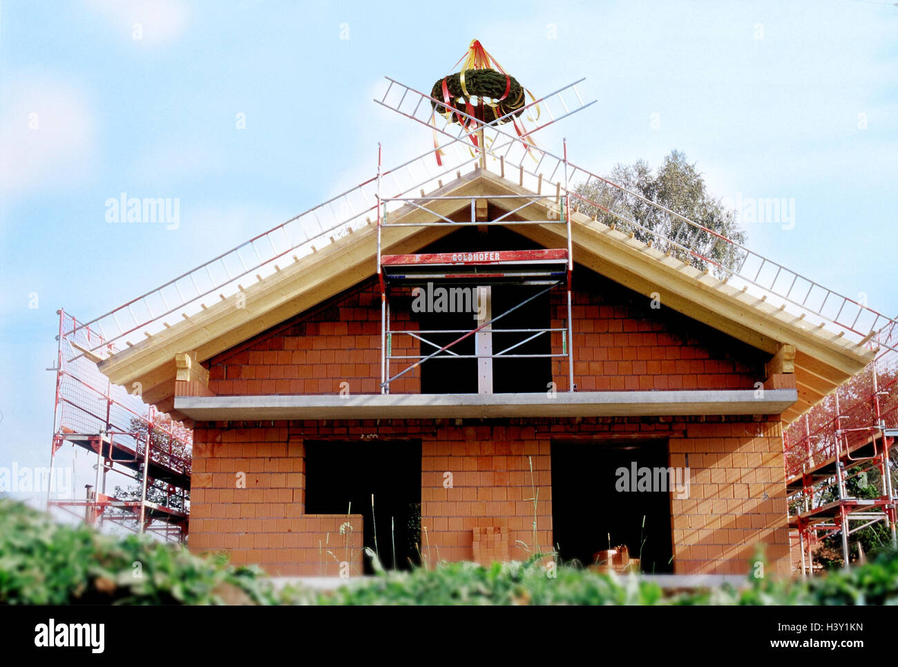Germany, men at work, shell, clay brick house, topping-out ceremony ...