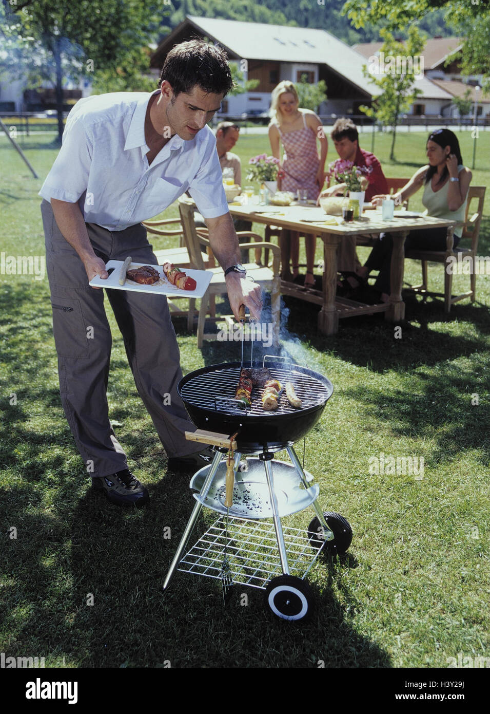 Garden, grill party, man, grill, leisure time, garden party, group, guests,  men, women, clique, friends, sit, grill celebrations, week-end, lifestyle,  table, grill property, grill meat, turn, summer, outside Stock Photo - Alamy