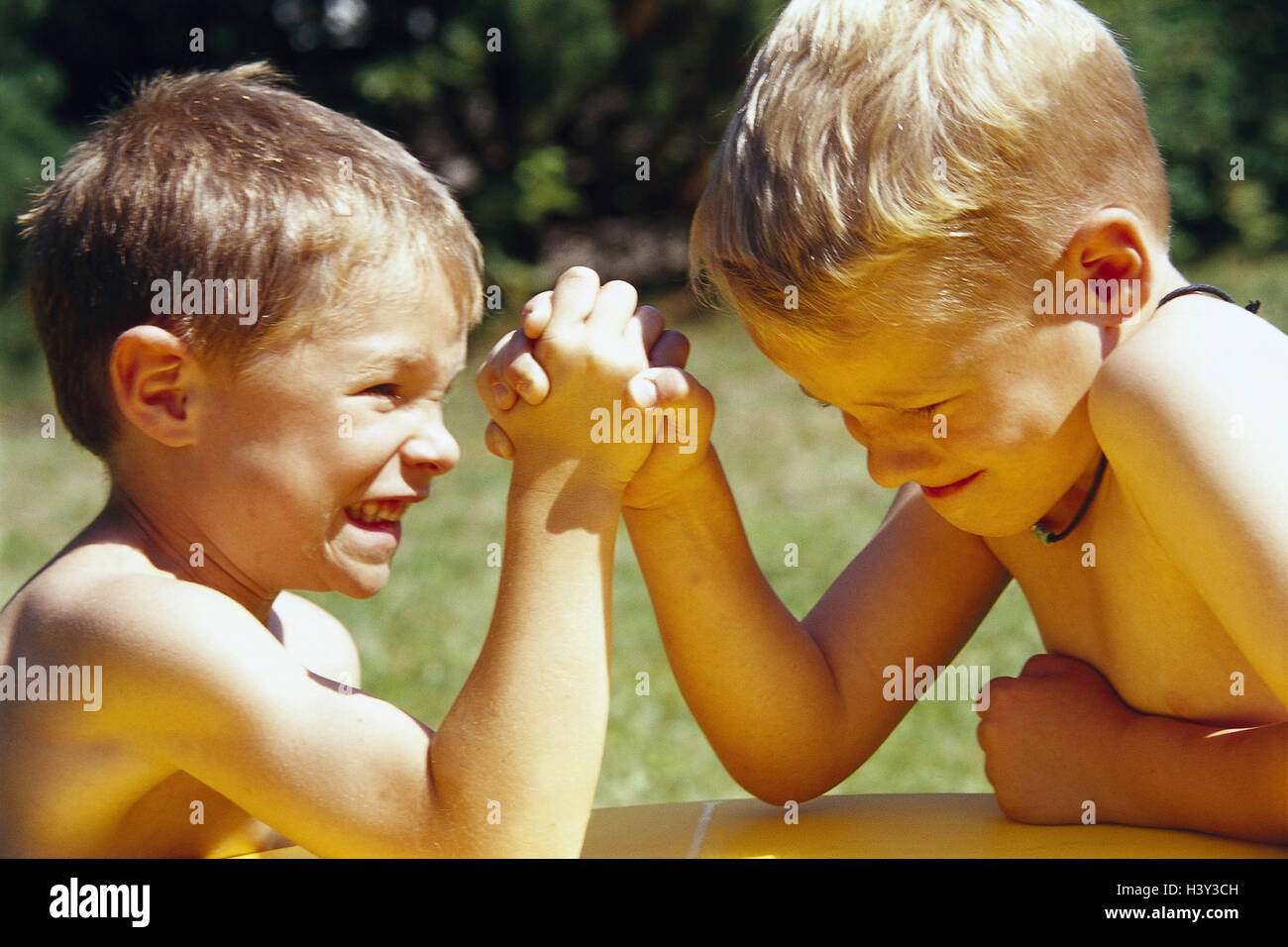 Children, boys, upper part of the body, freely, Indian wrestlings, side view, friends, friendship, showdown, friendship, starch, prove, proof, rehearsal, force, forces measure, force fairs, strain, exert, summer, outside, very close Stock Photo