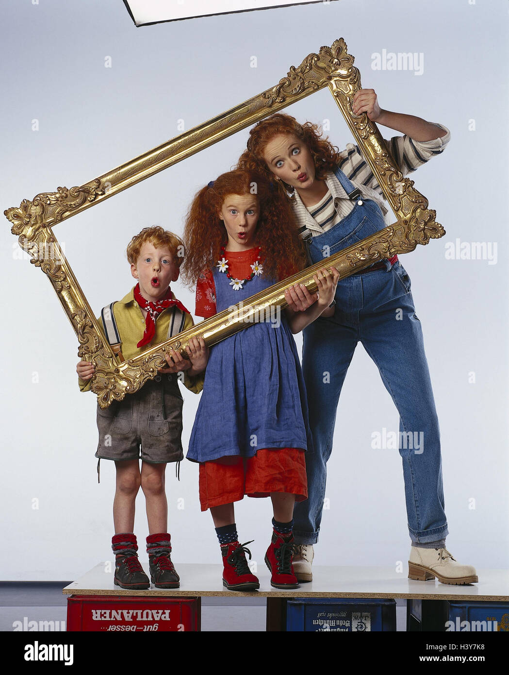 mother, children, two, hold, picture frames, single parents, girls, boy, whole body, facial play, view see through camera, stupidly, fun, cheerfulness, cheerfulness, humorously, expression, facial play, astonished, is surprised, in amazement, studio Stock Photo