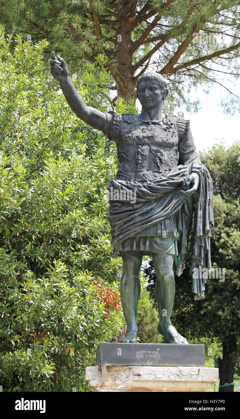 bronze statue of the emperor Caesar Augustus in the park Stock Photo ...