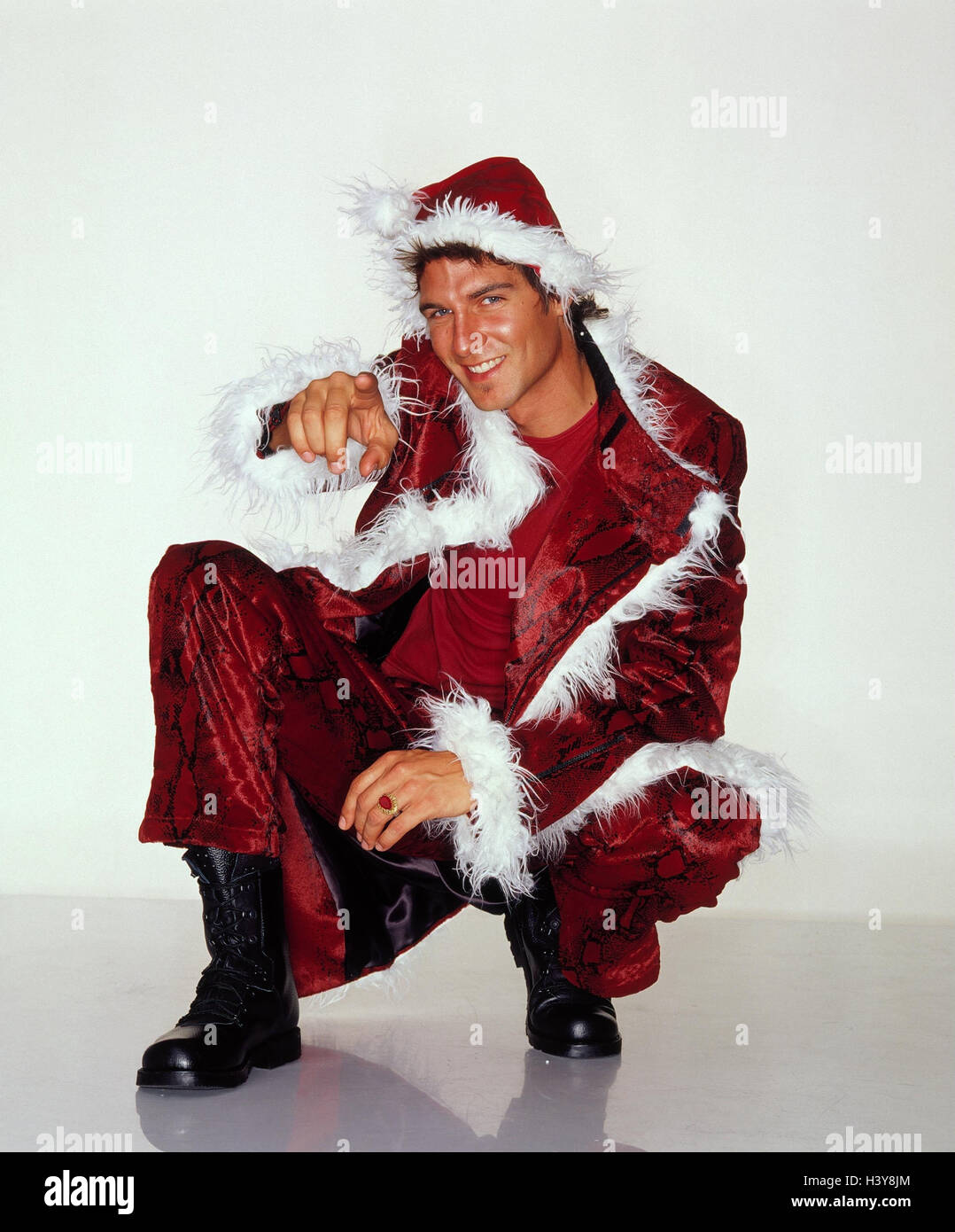 Man, lining, Santa Claus, squat, gesture, show studio, cut out, Christmas,  yule tide, Santa, modern, young, trendy, trend, tip, point, point,  interpret, view camera, happy Stock Photo - Alamy