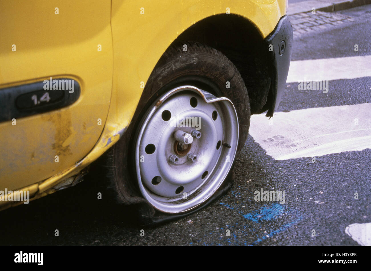 Renault, detail, puncture, wheel rim, broken, accident, traffic