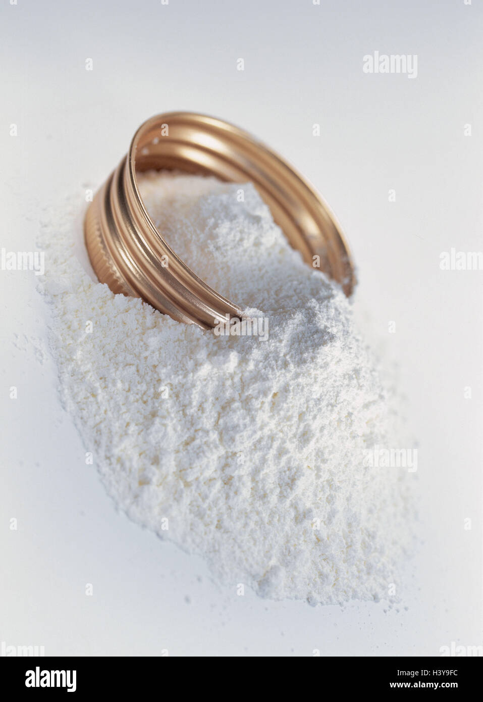 Cosmetics, screw top, talcum powder powder, powdery, talc powder, white, cosmetics, cosmetics articles, personal care, odour, shell care, care, care product, being in habit, lid, seal, screw cap, Still life, product photography, studio Stock Photo