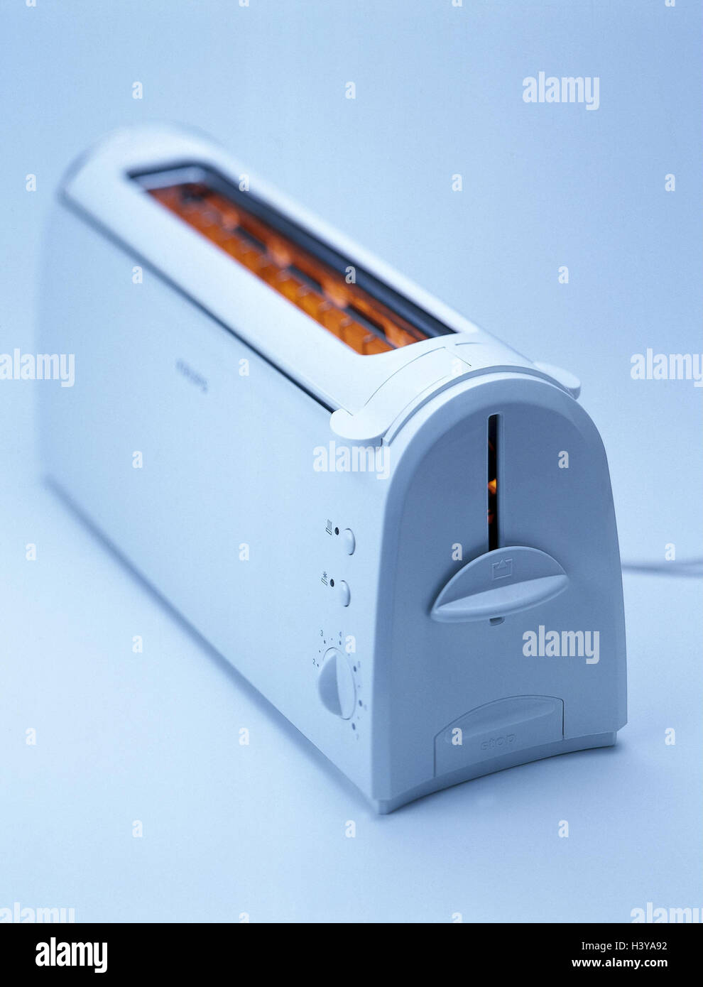 https://c8.alamy.com/comp/H3YA92/toasters-roast-drink-of-a-toast-still-life-studio-product-photography-H3YA92.jpg