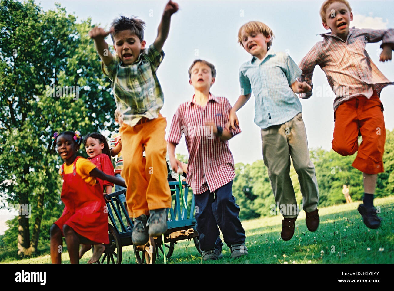 Children, group, skin colour differently, handcarts, game, fun, caper, summer, outside youth, childhood, friends, friendship, boy, girl, nationality, passed away, difference, leisure time, amusement, happy, melted, lighthearted, carriages, conductor carri Stock Photo
