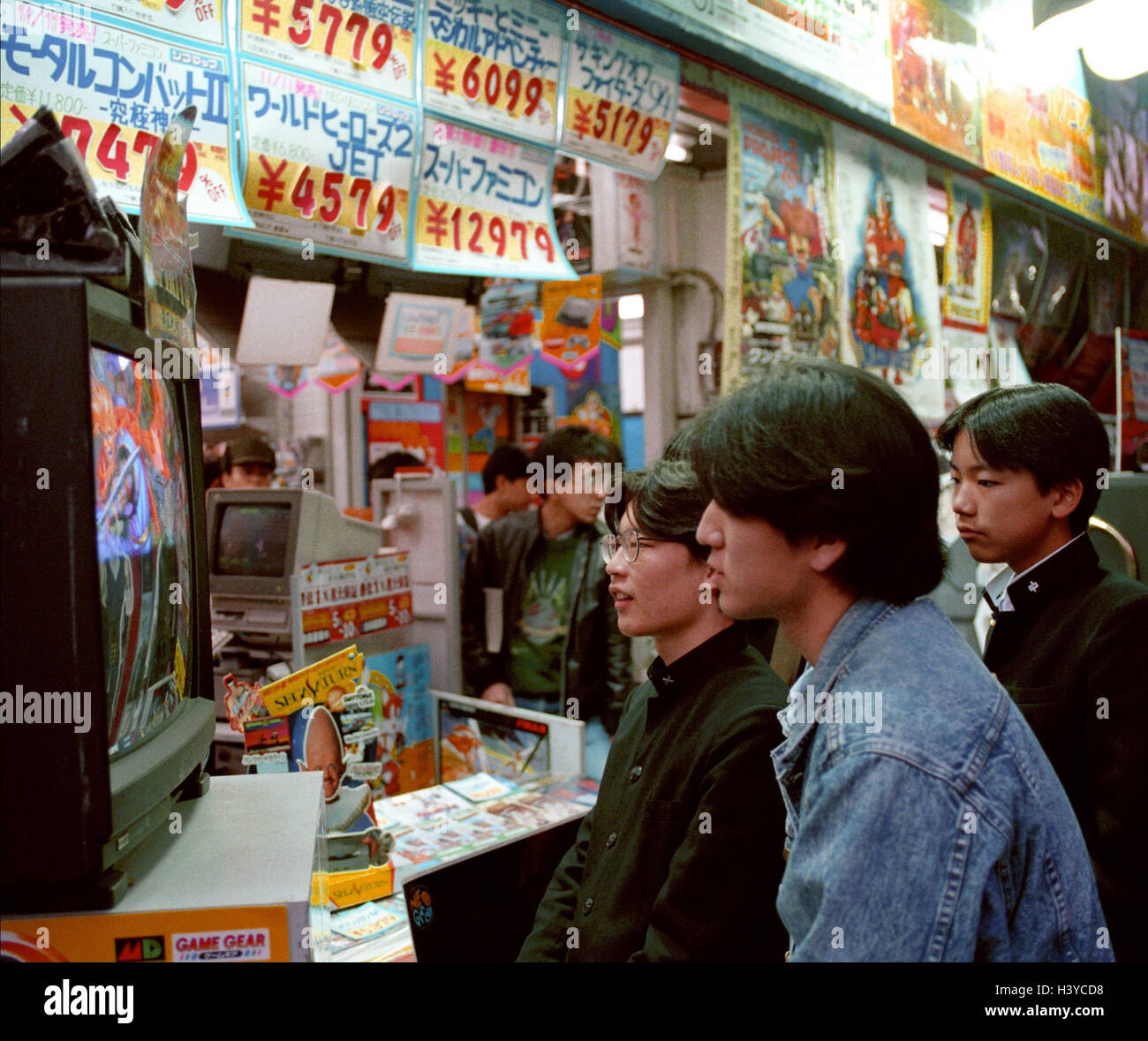 Japan, Honshu, Tokyo, amusement arcade, young persons, play, no model release! inside, town, capital, game hell, leisure time amusement, amusement, leisure time, hobby, leisure activity, videoconsole, game console, video game, monitor, computer games Stock Photo