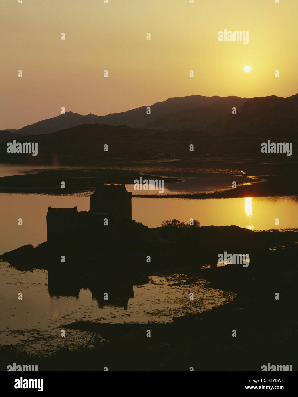 Great Britain, Scotland, highland, Eilean Donan Castle, hole Duich, sundown, Europe, highlands, lake, island, place of interest, architecture, building, structure, castle, fortress, builds in 1220, scenery, Stock Photo