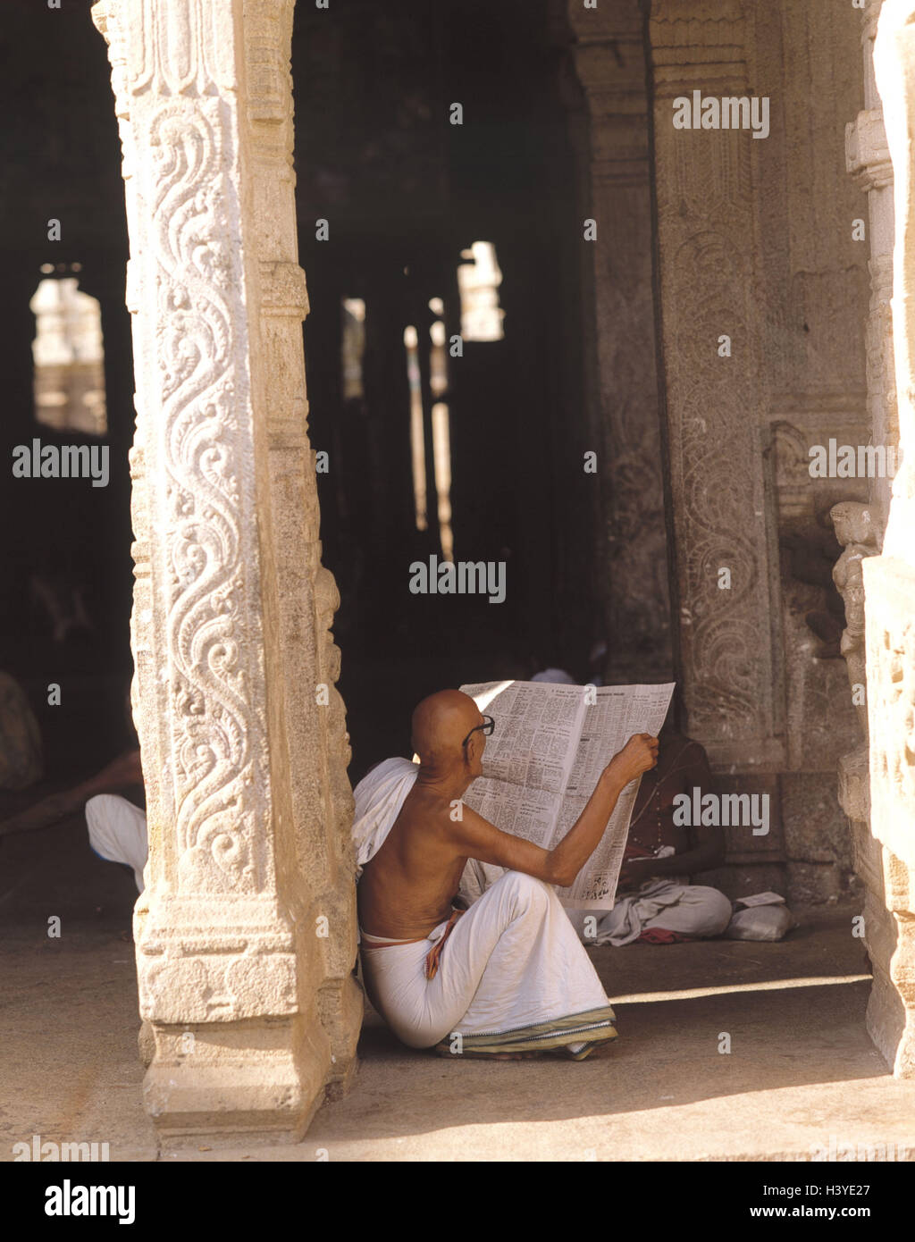 India, Tamil Nadu, Hindu's temple, Hindu, sit, read to newspaper Asia, South Asia, man, Indian