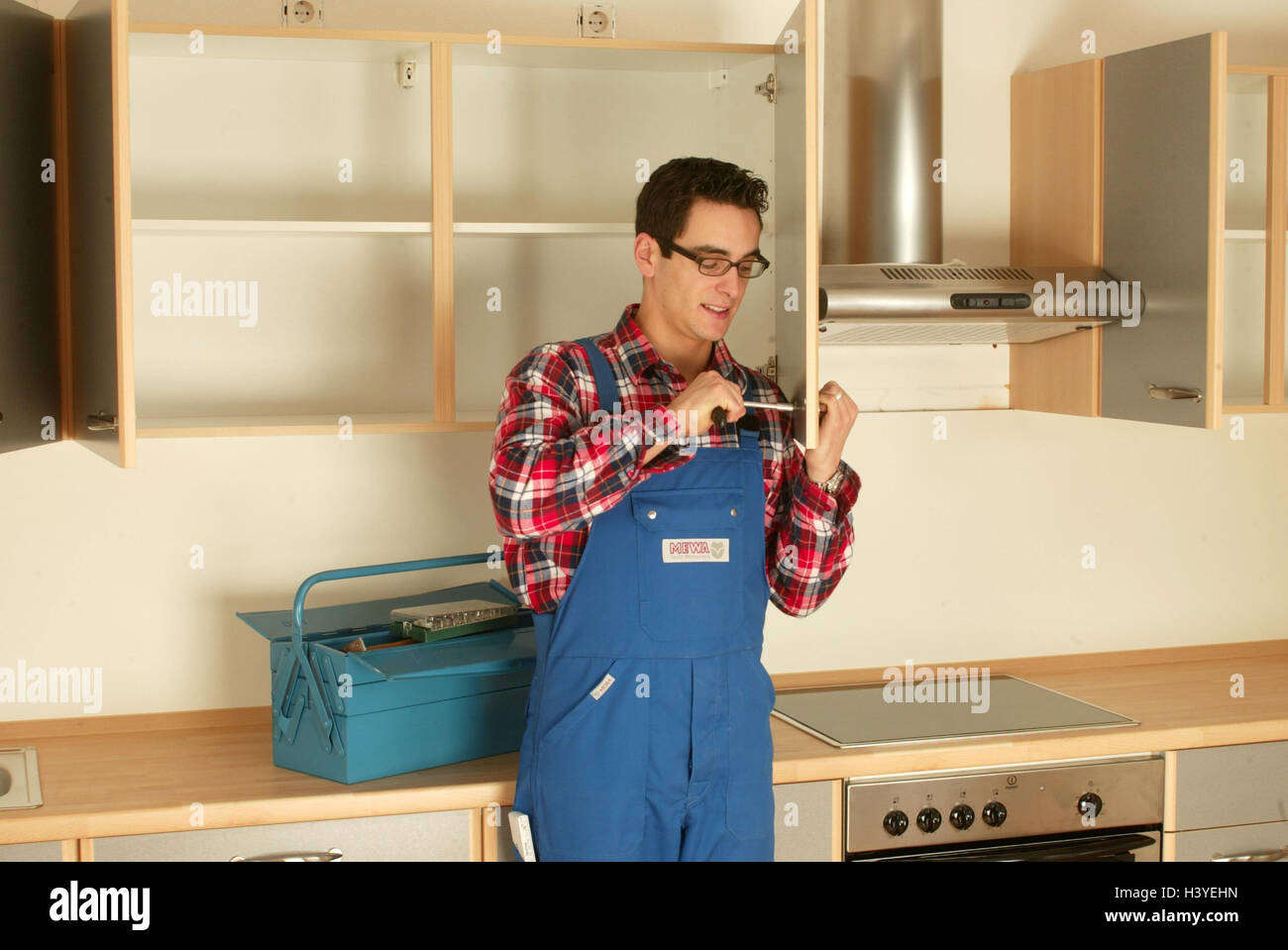 Fitted kitchen, joiner, cupboards, grips, mount inside, cuisine