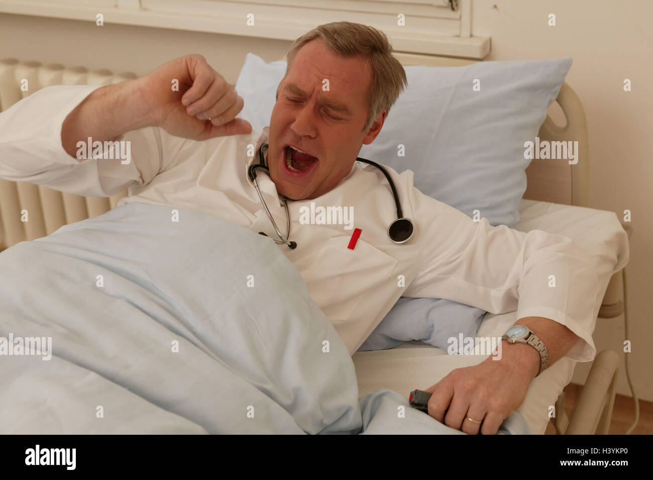 Hospital bed, doctor, yawn, rest portrait, man's portrait, man, 30-40 ...