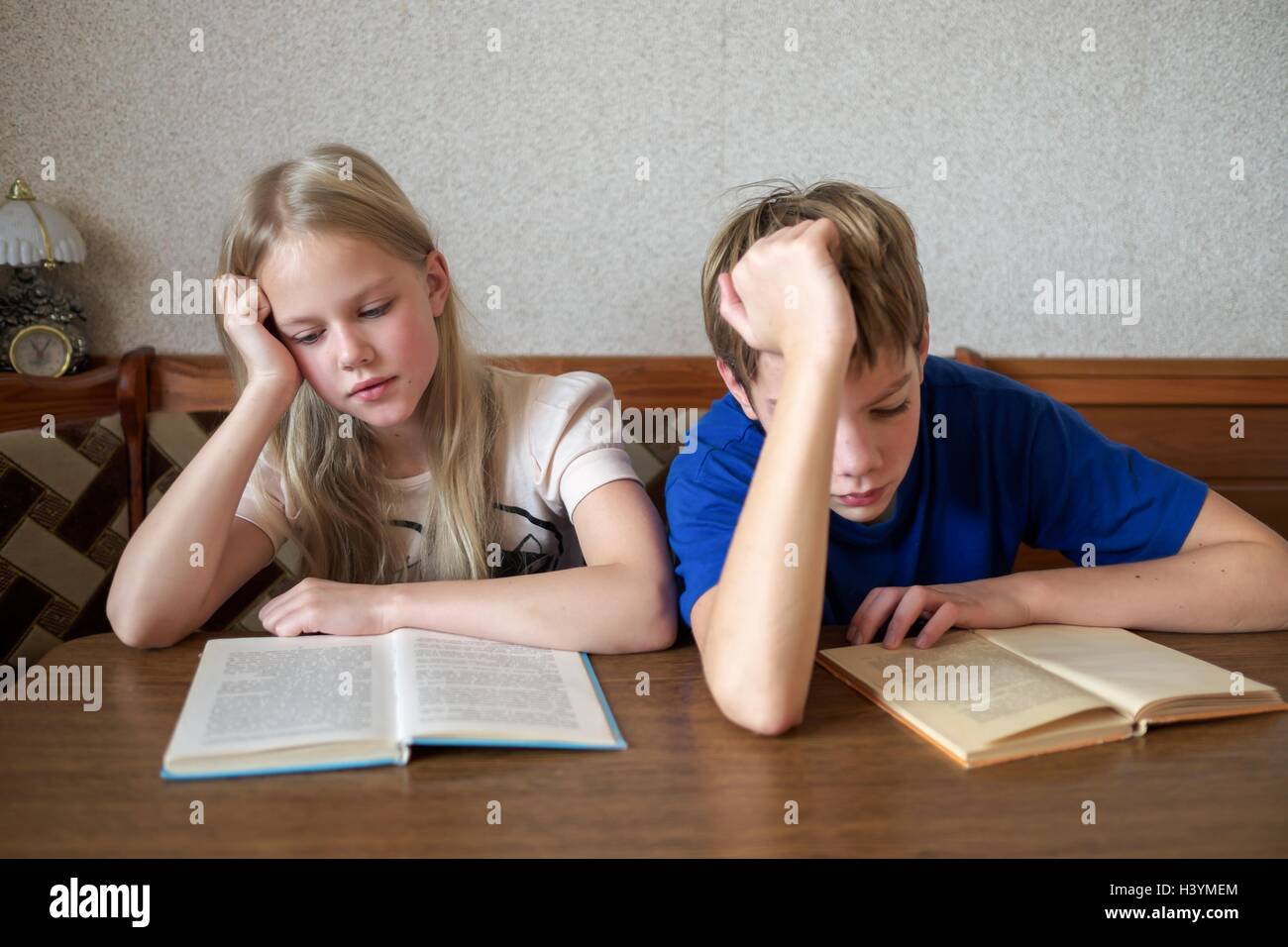 Children reading books hi-res stock photography and images - Alamy