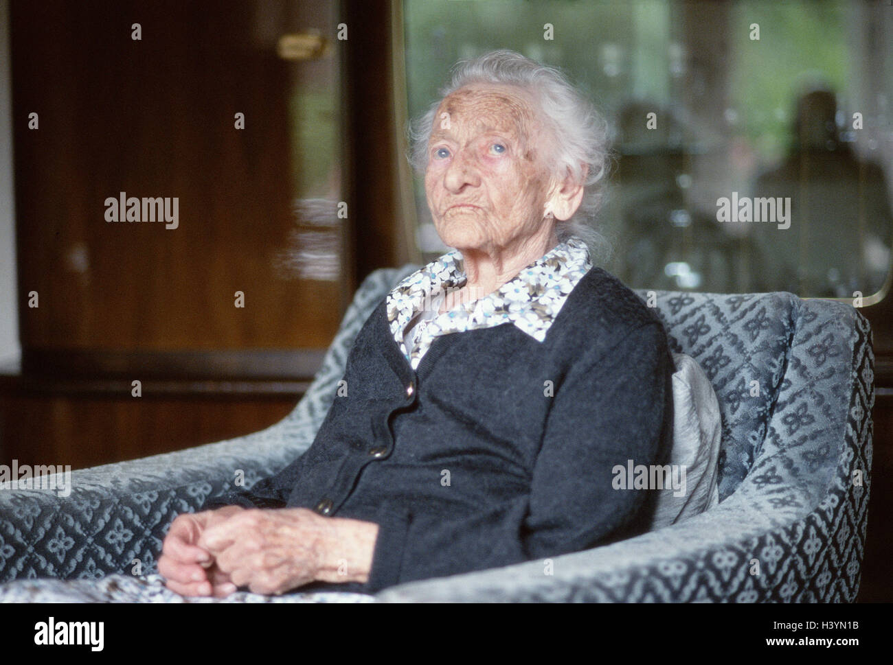 Senior, sitting room, sit, think lonely, alone, thoughtful, woman, old, old  person, 94 years, old woman, pensioner, senior citizens, consider, thought,  worries, worried, meditative, deepens, dealts with, depressed, unhappily,  loneliness, loneliness, isola