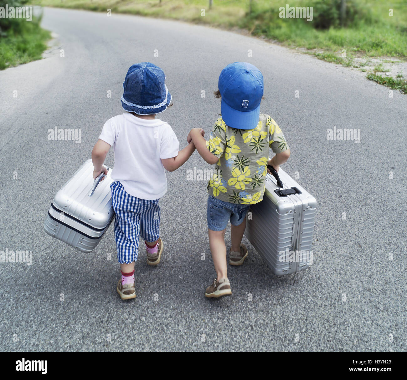 Roadside, infants, suitcases, hand in hand, run away, hold back view children, siblings, sisters, 3 years, friends, friendship, childhood, hands, luggage, outlier, break away, ausbüchsen, go, there run away, together, together, cohesion, unattended, indep Stock Photo