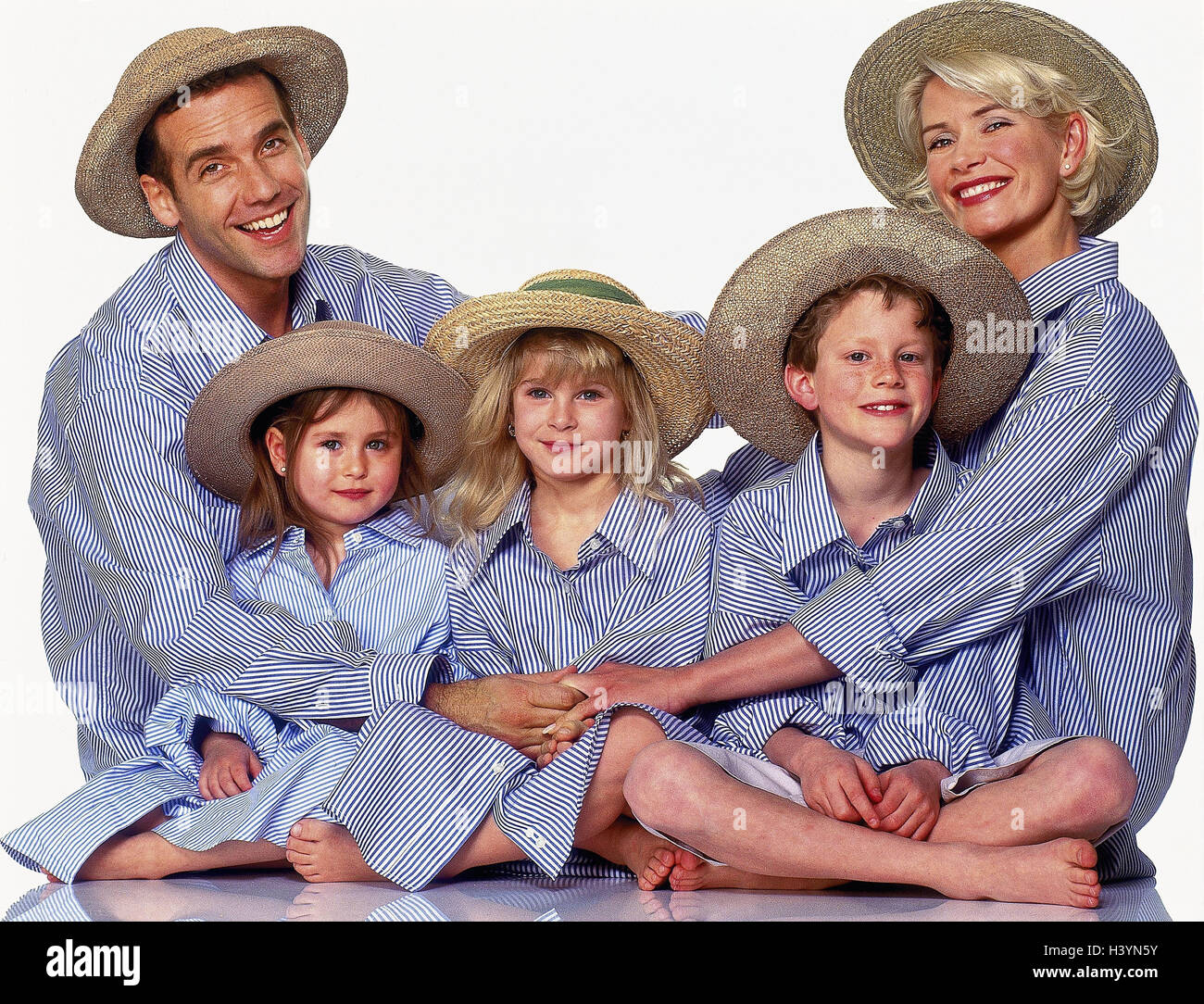 Family, sit, clothes, 'partner's look', straw hats, shirts, white-blue, touched, group picture Families, man, woman, parents, children, boy, son, gesture, pollex, high, girls, subsidiary, subsidiaries, two, unit clothes, care, hats, shirt, shirts, films, Stock Photo