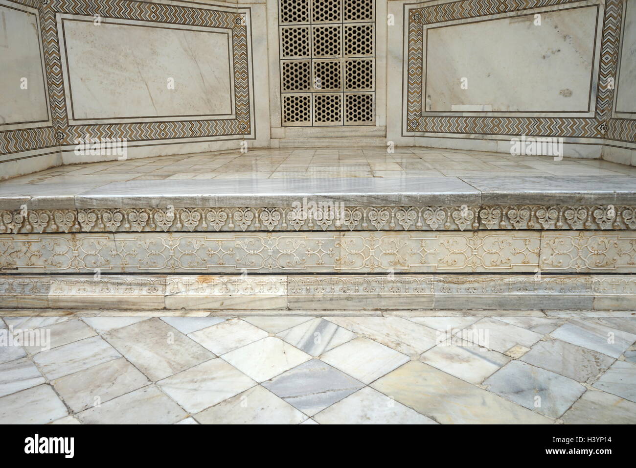 View of a mosque within the grounds of the Taj Mahal, an ivory-white marble mausoleum built as a tomb for Mumtaz Mahal, a Mughal Empress and chief consort of emperor Shah Jahan. Dated 21st Century Stock Photo