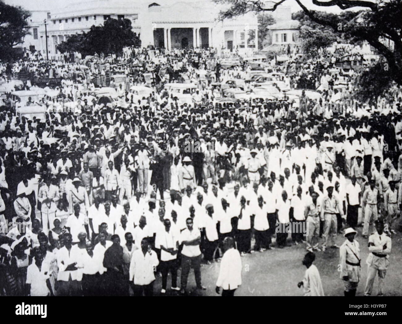 Photograph of partisans of the Union of Senegal Populations gathered in Protest Square, Africa. Dated 20th Century Stock Photo