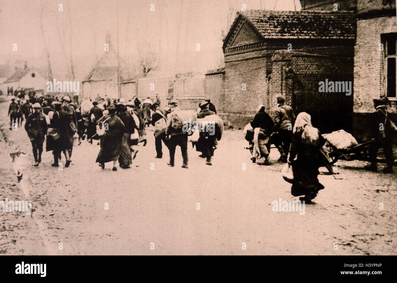 French civilians flee advancing German army in World War One; Western France 1915 Stock Photo